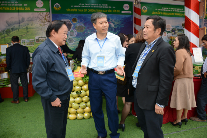 GĐ Sở NN-PTNT Yên Bái Đinh Đăng Luận (giữa) trao đổi với nhà khoa học và GĐ doanh nghiệp về phát triển OCOP tại Yên Bái. Ảnh: Thái Sinh.