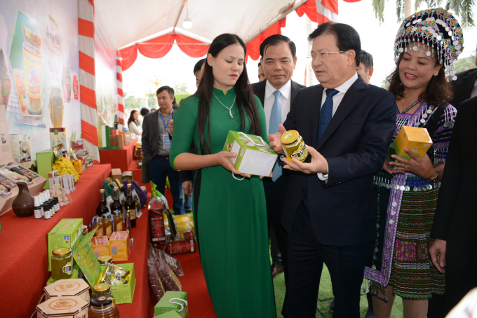 Phó Thủ tướng Trịnh Đình Dũng và Bộ trưởng Nguyễn Xuân Cường xem gian hàng OCOP. Ảnh: Thái Sinh.