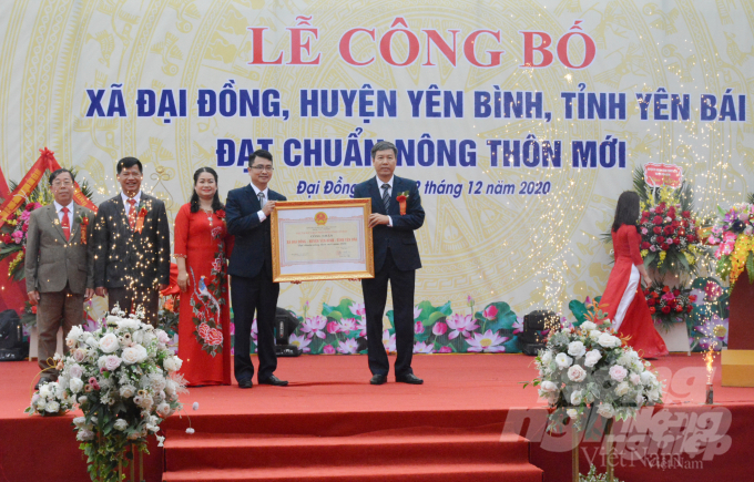 GĐ Sở Nông nghiệp và PTNT Yên Bái Đinh Đăng Luận trao chứng nhận xã đạt chuẩn NTM cho xã Đại Đồng. Ảnh: Thái Sinh.
