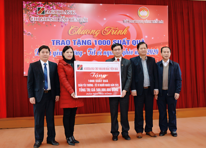 Ông Nguyễn Mạnh Hồng - Giám đốc Agribank Bắc Yên Bái (thứ 3 phải sang) trao hỗ trợ 1.000 suất quà tặng người nghèo tỉnh Yên Bái. Ảnh: CTV.