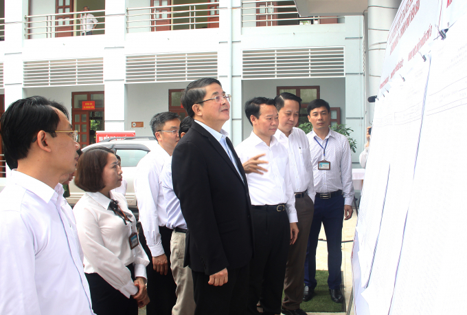 Ông Nguyễn Đức Hải (giữa) - Phó Chủ tịch Quốc hội và lãnh đạo tỉnh Yên Bái kiểm tra công tác bầu cử tại xã Minh Bảo. Ảnh: Vũ Ngọc Đồng.