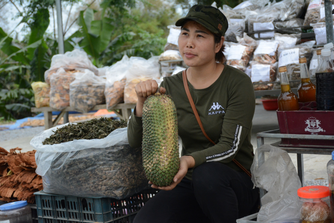 Chị Nguyễn Thị Xoan bán dứa dại cho khách mua về làm thuốc. Ảnh: Nguyễn Dũng.