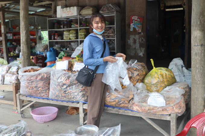 Chị Hoàng Vân Nga bên sạp hàng thuốc của gia đình. Ảnh: Nguyễn Dũng.