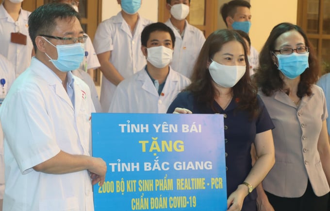 Bà Vũ Thị Hiền Hạnh nhờ đoàn công tác tặng tỉnh Bắc Giang 2.000 bộ Kit realtime PCR xét nghiệm SARS- CoV-2 tặng tỉnh Bắc Giang. Ảnh: Nguyễn Dũng.