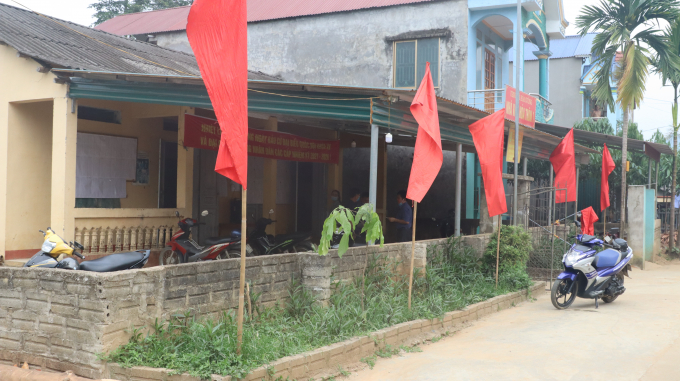 Cờ đỏ cắm dọc đường và trước cửa khu vực bầu cử thôn 1 xã Hòa Cuông. Ảnh: Thái Sinh.