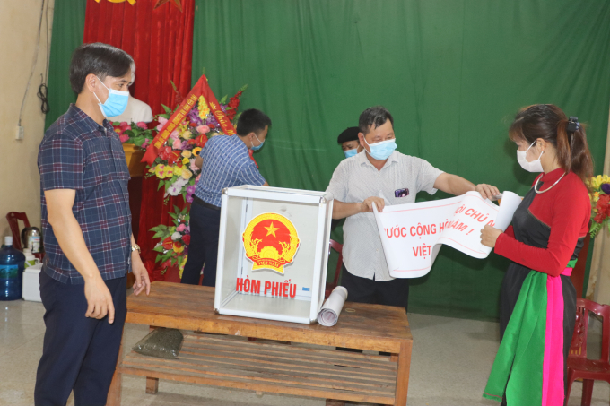 Ông Nguyễn Quốc Toản - Chủ tịch Hội đồng bầu cử huyện Trấn Yên (trái) kiểm tra việc chuẩn bị bầu cử thôn 1 xã Hòa Cuông. Ảnh: Thái Sinh.