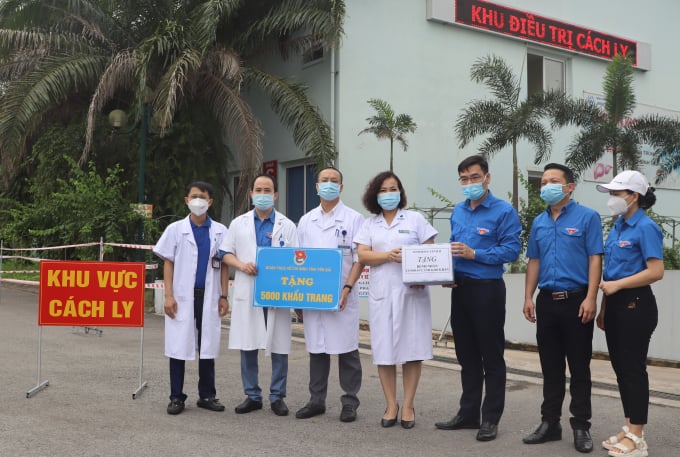 Tỉnh Đoàn Yên Bái tặng 5.000 khẩu trang và 10 suất quà cho Bệnh viện đa khoa tỉnh Yên Bái và các F1 đang cách ly tại đây. Ảnh: Thái Sinh.