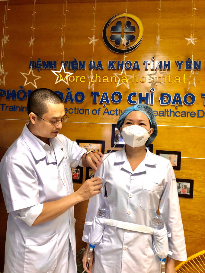 Bác sĩ Nguyễn Trung Hiếu (trái) đang hướng dẫn cách đeo bình tiếp nước cho bác sĩ đi làm nhiệm vụ. Ảnh: H. Trung.