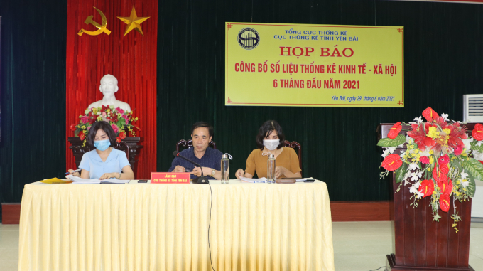 Ông Đinh Bá Toản và lãnh đạo Cục Thống kê tỉnh Yên Bái chủ trì cuộc họp báo. Ảnh: Thái Sinh. 