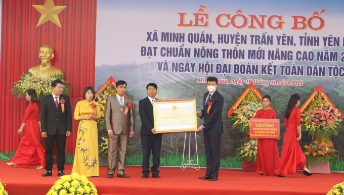 Ông Trần Huy Tuấn, Chủ tịch tỉnh Yên Bái, trao Chứng nhận xã đạt chuẩn NTM nâng cao cho lãnh đạo xã Minh Quán. Ảnh: Thái Sinh.