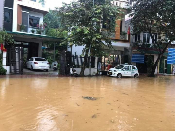 Ngập lụt trên đường Kim Đồng, tổ 6 phường Minh Tân. Ảnh: Trần Anh Văn.