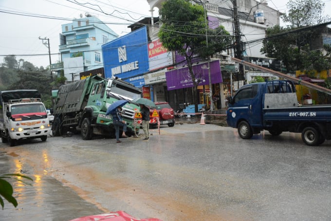 Xe tải bị sa lầy trước khu dân cư mới mở tổ 6 phường Minh Tân. Ảnh: Thái Sinh. 