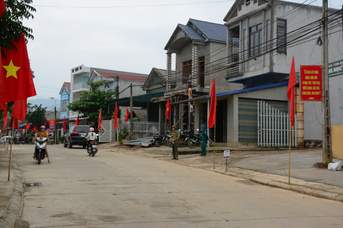 Nông thôn huyện Yên Bình đã  đổi thay  với rất  nhiều fnhà cao tầng, xã Cảm An trong ngày đón nhận xã NTM. Ảnh: Thái Sinh.