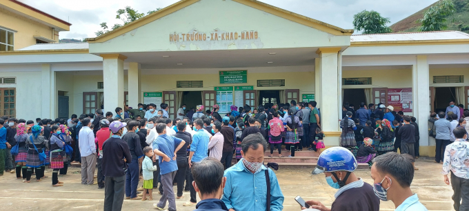 Người dân xã Khao Mang, huyện Mù Cang Chải đến nhận tiền chi trả dịch vụ môi trường rừng. Ảnh: Tiến Thành.