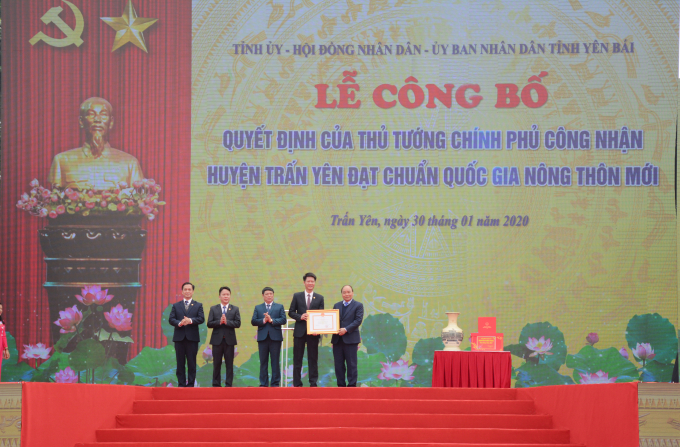 Thủ tướng Nguyễn Xuân Phúc trao bằng công nhận huyện Trấn Yên đạt chuẩn NTM cho lãnh đạo và nhân dân huyện Trấn Yên vào năm 2020. Ảnh: Thái Sinh.