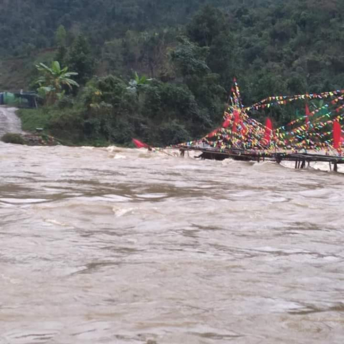 Cầu tạm bắc qua Ngòi Hút nơi anh Đặng Thừa Quan bị lũ cuốn trôi. Ảnh: CTV.