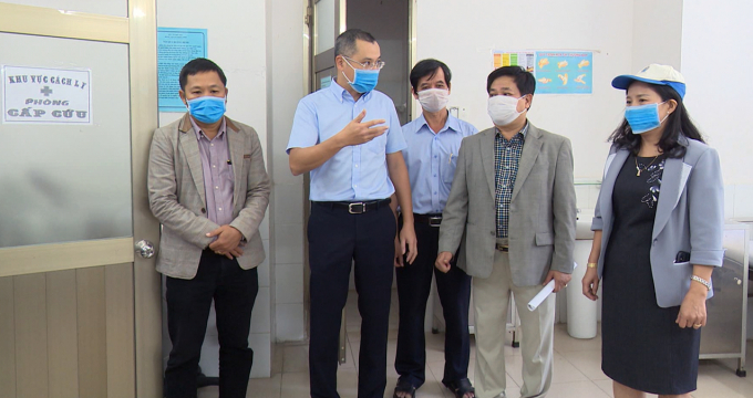 Lãnh đạo tỉnh Phú Yên kiểm tra tại khu vực cách ly ở Bệnh viện Đa khoa tỉnh Phú Yên. Ảnh: Xuân Triêu.