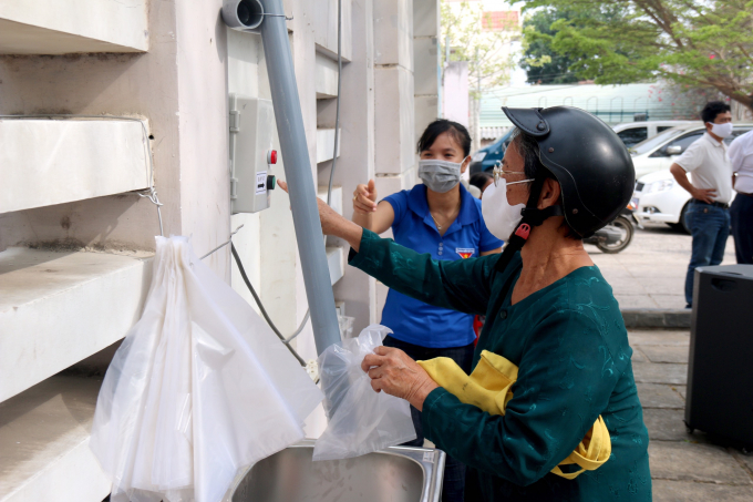 ATM gạo đầu tiên tại Bình Thuận đặt tại phường Mũi Né. Ảnh: NT.