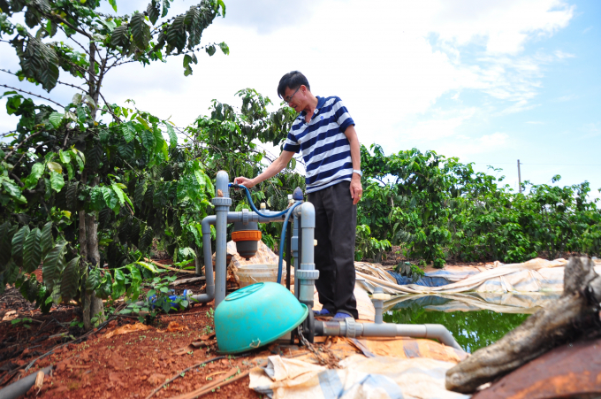 Hệ thống tưới tiết kiệm giúp người dân chăm sóc cà phê hiệu quả trong mùa khô hạn. Ảnh: Minh Hậu.