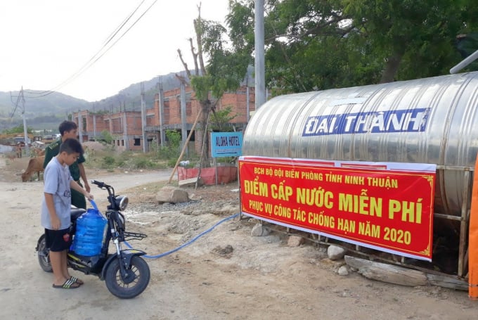 Bộ Chỉ huy Bộ đội Biên phòng tỉnh cùng chính quyền chở nước cấp vào bồn Inox phục phụ nước miễn phí cho nhân dân. Ảnh: MV.