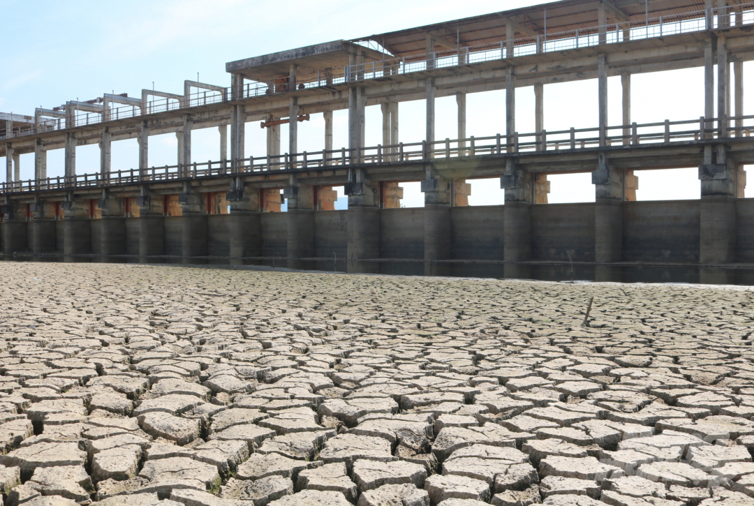 Theo Công ty TNHH MTV Khai thác công trình thủy lợi Bình Thuận, tính đến 19/5, lượng nước còn lại trong các hồ chứa thủy lợi trên toàn tỉnh chỉ còn đạt 4,7% so với dung tích thiết kế; thấp nhất 10 năm trở lại đây. Ảnh: Kim Sơ.