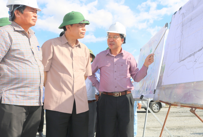 Bộ trưởng Bộ NN-PTNT Nguyễn Xuân Cường thị sát hệ thống thủy lợi Tân Mỹ. Ảnh: Kim Sơ.