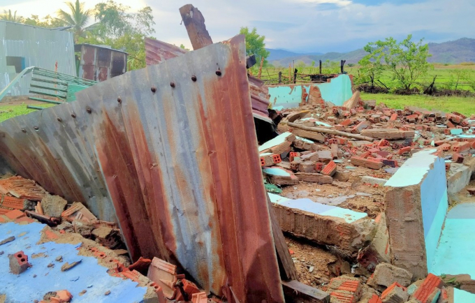 Lốc xoáy xảy ra trên địa bàn huyện Bác Ái khiến nhiều căn nhà bị sập. Ảnh: XL.