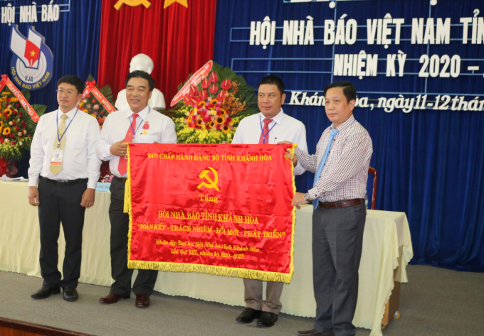 Ban Chấp hành Đảng bộ Tỉnh ủy Khánh Hòa tặng bức trướng cho Hội Nhà báo tỉnh Khánh Hòa. Ảnh Kim Sơ.