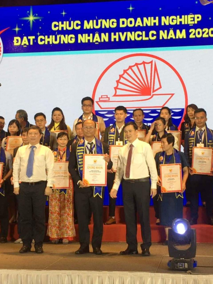Lãnh đạo Công ty Cổ phần Thủy sản 584 Nha Trang nhận danh hiệu hàng Việt Nam chất lượng cao 2020. Ảnh: Dương Thùy.