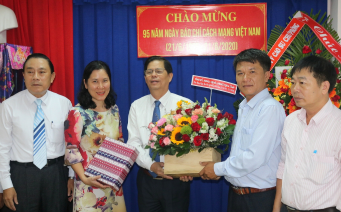 Chủ tịch UBND tỉnh Khánh Hòa Nguyễn Tấn Tuân tặng hoa cho Văn phòng Báo Nông nghiệp Việt Nam tại Nha Trang. Ảnh: Kim Sơ.