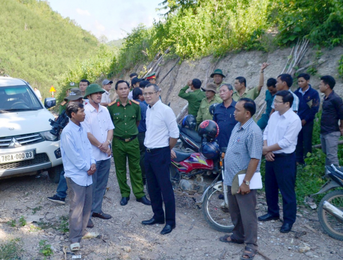Bí thư Tỉnh ủy, Chủ tịch UBND tỉnh Phú Yên (giữa) kiểm tra hiện trường vụ phá rừng, chiếm đất lâm nghiệp ở xã Phú Mỡ. Ảnh: CA