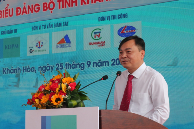 Thứ trưởng Bộ NN-PTNT Nguyễn Hoàng Hiệp cho biết, việc đưa ra giải pháp chống xâm nhập mặn cho nguồn nước sông Cái mang ý nghĩa hết sức thiết thực đến sự phát triển của TP Nha Trang. Ảnh: KS.