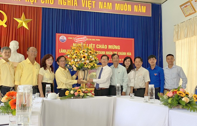 Chủ tịch tỉnh Khánh Hòa Nguyễn Tấn Tuân đã chúc mừng Cty Cổ phần Thủy sản 584 Nha Trang. Ảnh: DT.