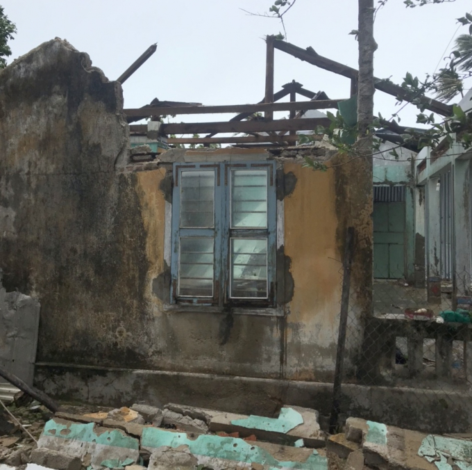 Một ngôi nhà ở thị xã Sông Cầu (Phú Yên) bị sập. Ảnh: Duy Dũng.