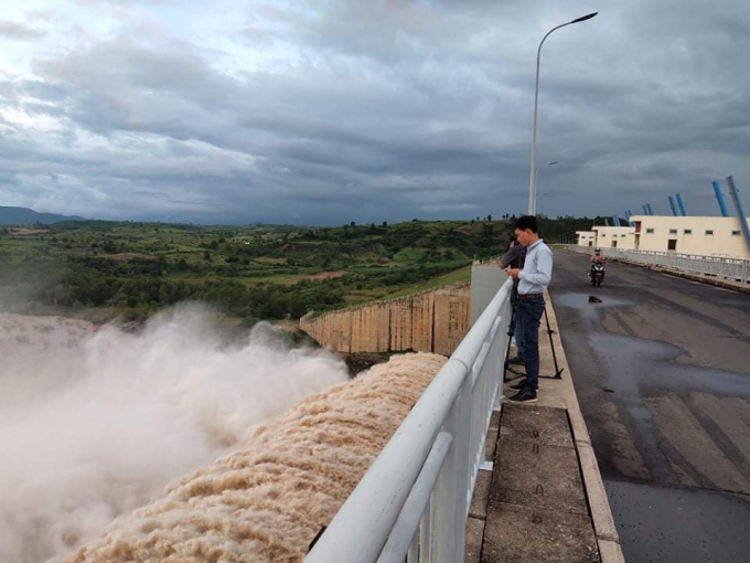 Hồ thủy điện sông Ba Hạ đang tđiều tiết xả lũ về hạ du. Ảnh: ĐD.