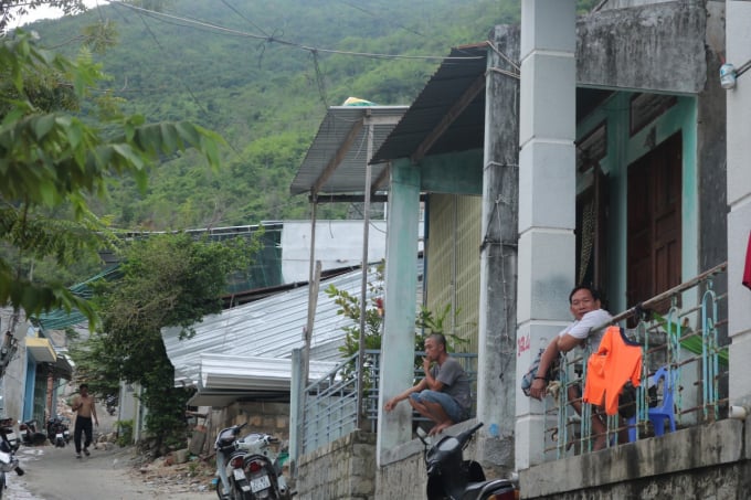 Xóm núi, xã Phước Đồng, TP Nha Trang- là một trong những điểm có nguy cơ sạt lở. Ảnh: KS.