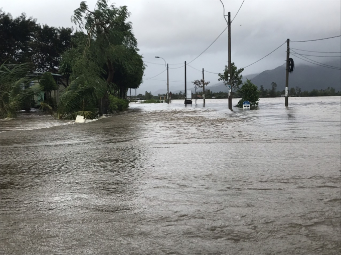 Một số tuyến đường ở Hòa Mỹ Đông, huyện Tây Hòa bị ngập do mưa lớn. Ảnh: Nguyên Linh.