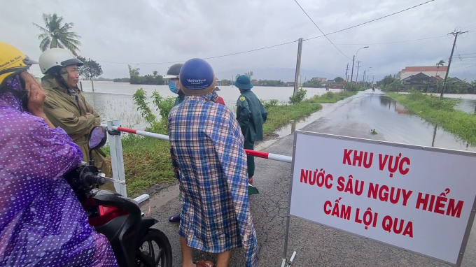 Hiện nay lũ các sông trên địa bàn tỉnh Phú Yên đang lên, một số nơi bị ngập sâu nên chính quyền đặt biển cấm. Ảnh: ĐN.