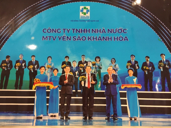 Ông Nguyễn Anh Hùng, Chủ tịch Hội đồng Thành viên Công ty Yến sào Khánh Hòa vinh dự nhận Biểu trưng Thương hiệu Quốc gia 2020. Ảnh: YS.