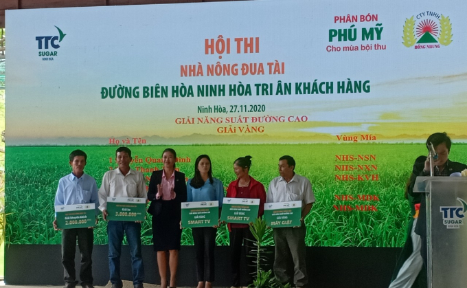 Dịp này Cty TNHH MTV Đường Biên Hòa - Ninh Hòa đã tri ân tặng quà khách hàng trồng mía. Ảnh: KS.
