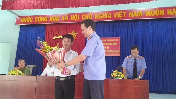 Ông Trần Bê, người bị bắt giam oan đã được VKSND tỉnh Khánh Hòa tổ chức xin lỗi, cải chính công khai tại phường Ninh Giang vào tháng 9/2019. Ảnh: KS.