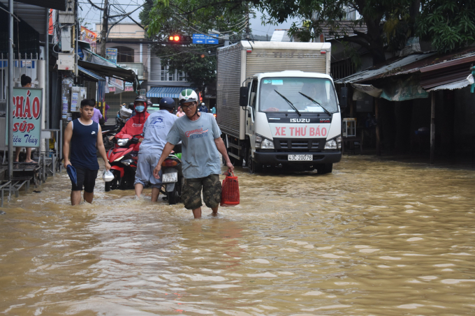 Khu vực chợ Ga, xã Vĩnh Thạnh, TP Nha Trang bị ngập. Ảnh: MC.