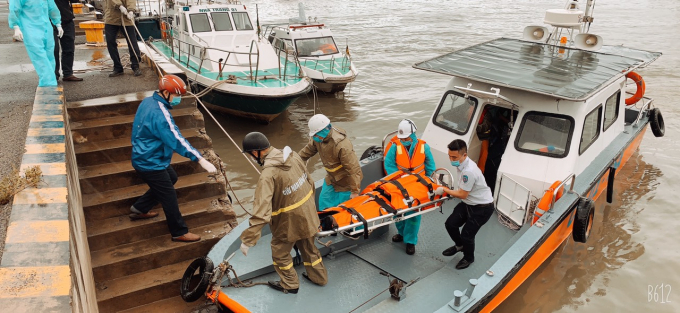 Các thuyền viên nước ngoài bị thương nặng đã đưa vào bờ Nha Trang chữa trị. Ảnh: TT.