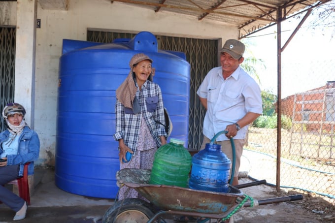 Tháng 5/2020, tỉnh Bình Thuận cũng xảy ra hạn hán nên chở nước sinh hoạt phục vụ cho người dân. Ảnh: KS.