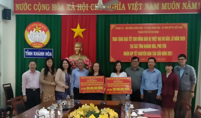 Đoàn công tác Thành ủy, HĐND, UBND, UB MTTQ  Việt Nam TP HCM đã trao tặng quà Tết cho các tỉnh Phú Yên, Khánh Hòa. Ảnh: TV.