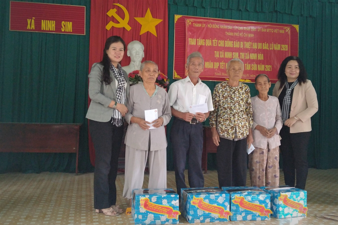 Đoàn công tác của Thành ủy, HĐND, UBND, Ủy ban MTTQ Việt Nam TP. Hồ Chí Minh đã đến trao tặng 12 phần quà Tết cho người dân xã Ninh Sim. Ảnh: TV.