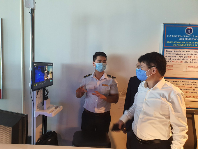 Trước đó, Thứ trưởng Bộ Y tế Trương Quốc Cường (áo trắng), Phó trưởng Ban chỉ đạo Quốc gia phòng, chống dịch Covid-19 kiểm tra tại sân bay Cam Ranh. Ảnh: TV.