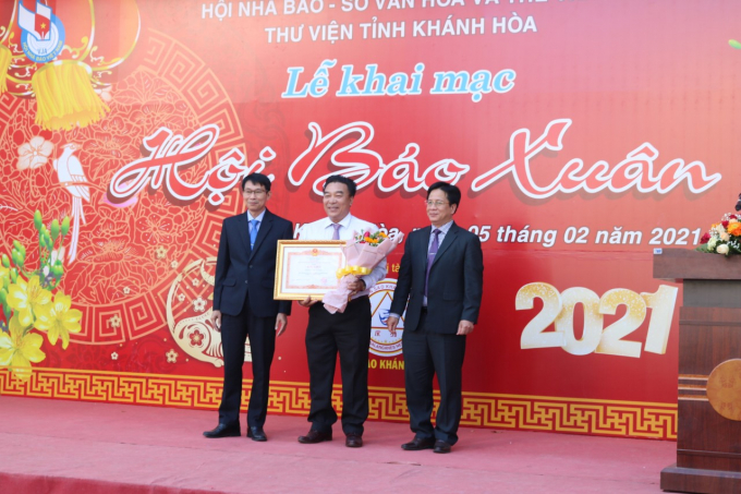 Hội Nhà báo tỉnh Khánh Hòa vinh dự nhận bằng khen của Thủ tướng Chính phủ. Ảnh: KS.