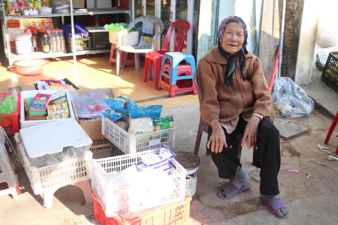 Cụ bà Huỳnh Thị Liễu đã hơn 60 năm bán trầu xanh và muối, hầu như năm nào cũng bán sạch. Ảnh: KS.