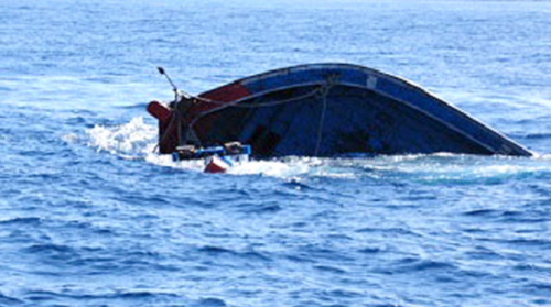 Hiện tàu cá BTh 89272 TS bị sóng to, gió lớn đánh chìm vẫn còn 2 ngư dân mất tích. Ảnh minh họa.